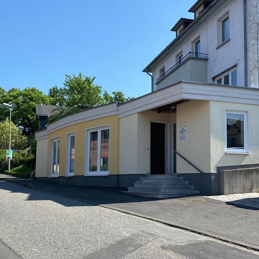 Außenansicht des Praxisgebäudes bei blauem Himmel